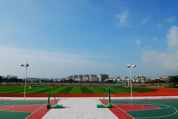 福田区新莲小学 250米透气式塑胶田径场、2片篮球场